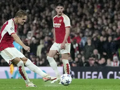 Pemain Arsenal, Martin Odegaard mencetak gol dari luar kotak penalti pada laga Grup B Liga Champions 2023/2024 melawan PSV Eindhoven di Emirates Stadium, London, Kamis (21/09/2023) dini hari WIB. (AP Photo/Kin Cheung)