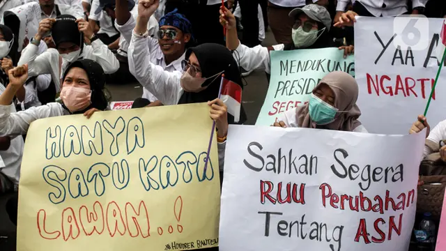 Aksi Demo Honorer Lintas Profesi di Depan DPR