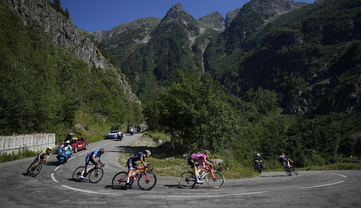 Pebalap tim Ineos Grenadiers, Thomas Pidcock (kiri ketiga) saat Stage 12 Tour de France 2022 yang menempuh rute sepanjang 165,1 km dari Briancon hingga L'Alpe-d'Huez, di Pegunungan Alpen, Prancis, Jumat (14/07/2022). (AP/Thibault Camus)