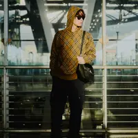 Lihat di sini airport look Bright Vachirawit untuk menuju Jakarta. [Dok/Burberry].