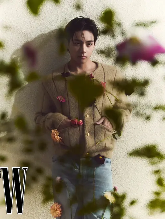 Di foto ini, V BTS mengenakan buttoned sweater berwarna cokelat dengan garis-garis simpel. Padu padan celana jeans membuat penampilan semi kasual V BTS ini menjadi semakin apik. [Foto: Instagram/wkorea]