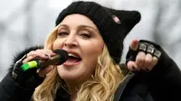 Aktris Madonna berpidato diatas panggung saat mengikuti Women's March di Washington, AS (21/1). Aksi Woman’s March adalah aksi protes yang menolak Trump karena kebencian dan rasisme yang selama ini sering dilayangkan. (AP Photo/Jose Luis Magana)