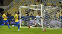 Angel Di Maria melakukan selebrasi setelah mencetak gol pertama timnya ketika pertandingan Final CONMEBOL Copa America 2021 antara Argentina melawan Brasil yang berlangsung di Stadion Maracana, Rio de Janeiro pada Sabtu (10/07/2021). (AFP/Nelson Almeida)