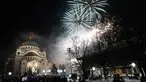 Kembang api menerangi langit di atas Kuil St. Sava di Beograd, Serbia, Jumat (14/1/2022). Umat Kristen Ortodoks di Serbia merayakan Tahun Baru pada 14 Januari, menurut kalender Julian. (AP Photo/Darko Vojinovic)