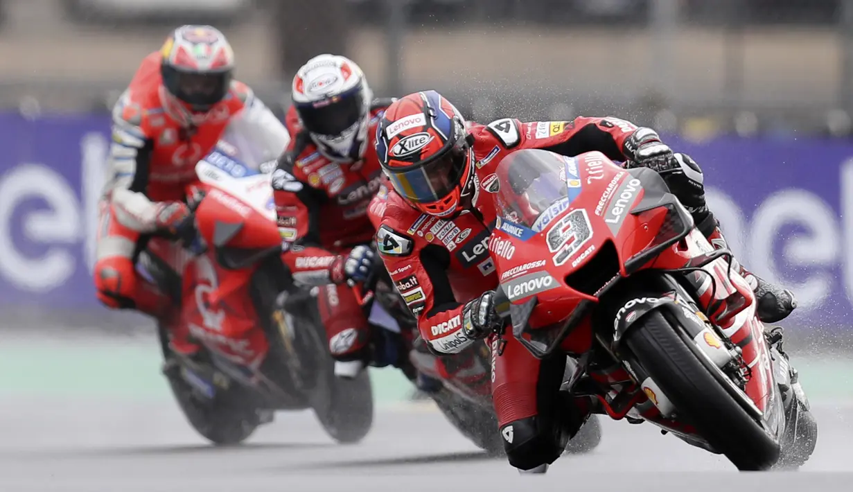 Pembalap Ducati Danilo Petrucci (kanan) memimpin balapan MotoGP Prancis 2020 di Le Mans, Prancis, Minggu (11/10/2020). Danilo Petrucci menjadi yang tercepat disusul Alex Marquez dan Pol Espargaro. (AP Photo/David Vincent)