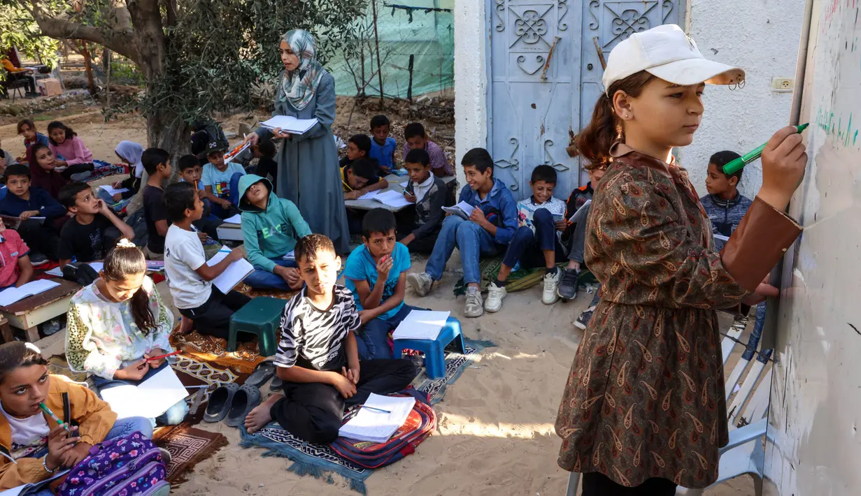 Di wilayah Khan Younis, Jalur Gaza selatan, tercatat ada 125 gedung sekolah yang rusak. (BASHAR TALEB/AFP)