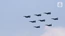 Pesawat Tempur F16 TNI AU terbang melintas di atas Istana Merdeka saat Upacara Peringatan Detik-Detik Proklamasi di Jakarta, Selasa (17/8/2021). Aksi delapan pesawat tempur TNI AU itu untuk memperingati HUT Kemerdekaan ke-76 RI. (Liputan6.com/Herman Zakharia)