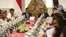 Presiden Joko Widodo dan wakil presiden Jusuf Kalla memimpin sidang kabinet paripurna di Istana Merdeka,Jakarta, (27/7). Sidang membahas Pembahasan Pagu Anggaran dan RAPBN tahun 2017 serta arahan Presiden. (Liputan6.com/Faizal Fanani)