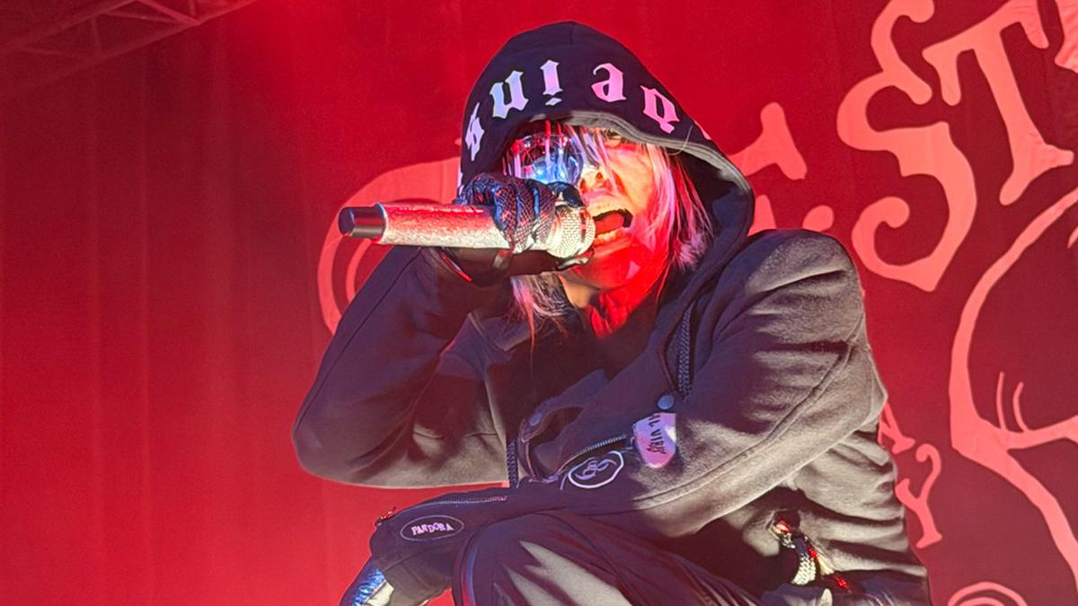 Potret Panasnya Konser HYDE di Jakarta, Sempat Interaksi Jarak Dekat dengan Penonton