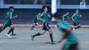 Pemain Timnas Indonesia U-19 beradu kecepatan berlari saat latihan di Lapangan B Kompleks GBK, Jakarta, Selasa (18/9). Latihan ini persiapan  PSSI Anniversary Cup U-19 dan Piala AFC U19. (Liputan6.com/Helmi Fithriansyah)