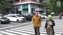 Warga menyeberangi pelican crossing di Halte Transjakarta Bank Indonesia (BI), Jakarta, Selasa (4/9). Pelican crossing diharap membuat warga memiliki kesempatan sama dalam menikmati layanan publik. (Liputan6.com/Immanuel Antonius)