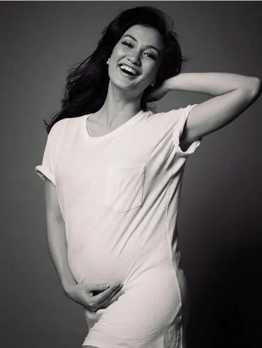 "Well, suka bingung jawabnya karena memang perjalanan yang panjang dan saya pun sempat melakukan beberapa metode supaya bisa hamil...," tulisnya.(Instagram/atiqahhasiholan)