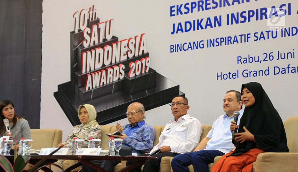 Penerima SATU Indonesia Awards 2015 Risna Hasanuddin (kanan) berbagi pengalaman di dunia pendidikan pada Bincang Inspiratif 10th SATU Indonesia Awards 2019 di Ternate (26/6/2019). Kegiatan tersebut merupakan program Semangat Astra Terpadu Untuk (SATU) Indonesia Awards. (Liputan6.com/HO/Ilham)