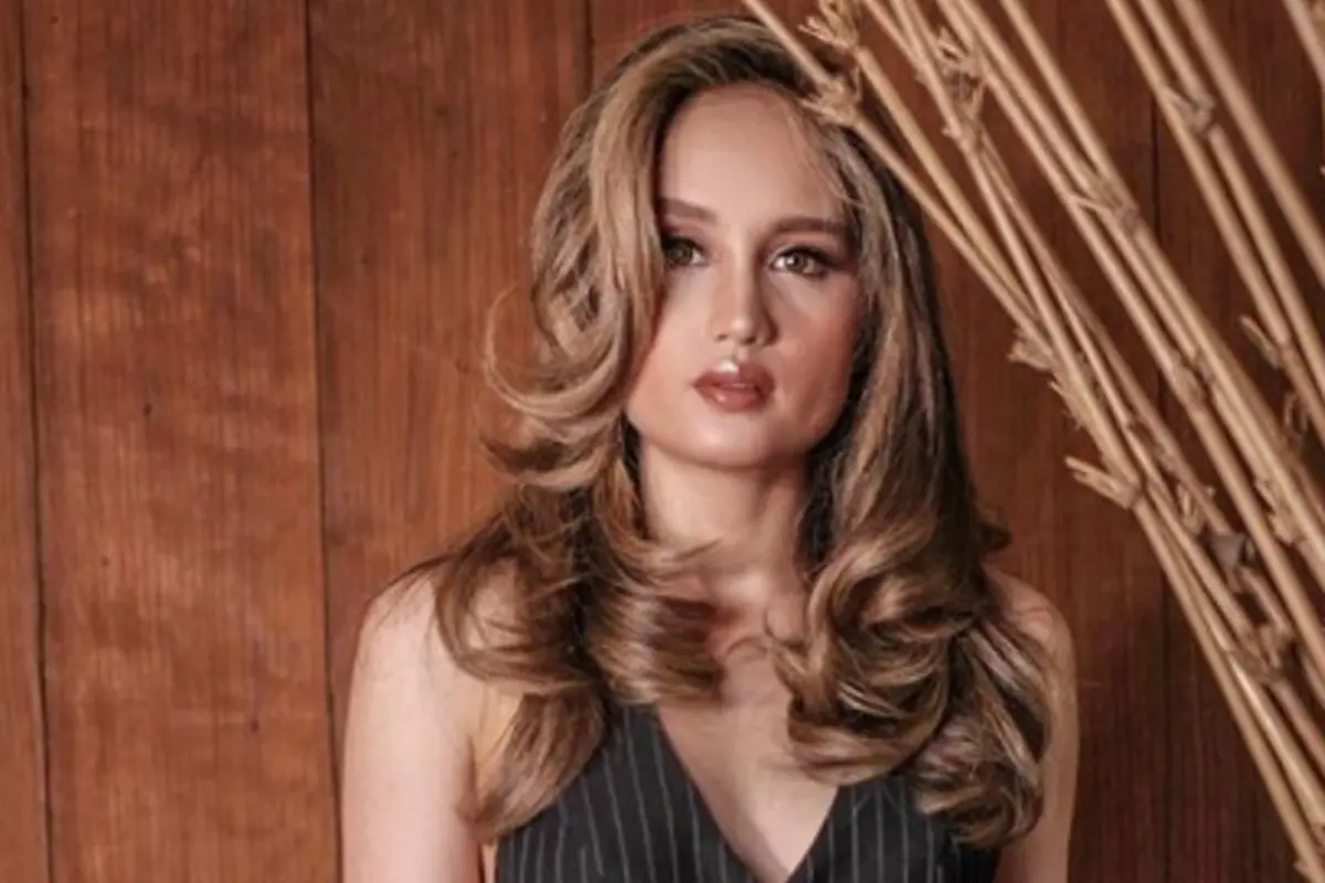 Tampil Lebih Manis, Cinta Laura dengan Polesan Lipstik Pink Menyala