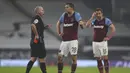 Fulham vs West Ham (7/2/2021). Wasit Mike Dean memberikan kartu merah kepada gelandang West Ham, Tomas Soucek (tengah) karena dianggap menyikut striker Fulham, Aleksandar Mitrovic. Akhirnya FA menganulir keputusan tersebut setelah kubu West Ham melakukan banding. (AFP/Clive Rose/Pool)