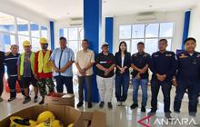 KSOP Tanjungpandan Bagikan APD ke TKBM Pelabuhan, Tingkatkan Keselamatan Kerja di Tanjung Batu