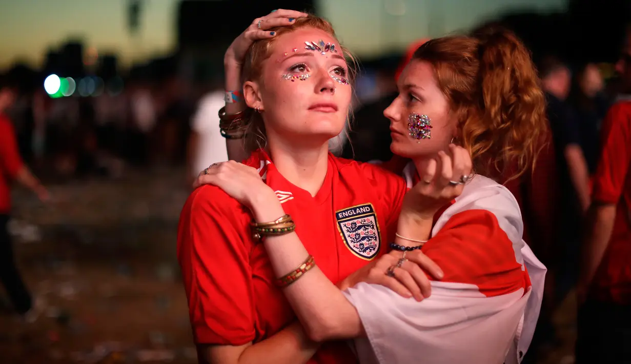 Kesedihan suporter timnas Inggris setelah timnya kalah dari Kroasia pada babak semifinal Piala Dunia 2018 saat menonton siaran langsung di Hyde Park, London, Rabu (11/7). Langkah Inggris di Piala Dunia 2018 terhenti oleh Kroasia. (AP/Matt Dunham)