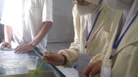 Para siswa jurusan Agribisnis Pengolahan Hasil Pertanian (AGPH), SMK Korporasi Garut, Kecamatan Limbangan, Kabupaten Garut, Jawa Barat, tengah melakukan praktek pembuatan roti. (Liputan6.com/Jayadi Supriadin)