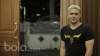 Cristian Gonzales, striker  Arema FC berpose di kediamannya di kota Malang, Jawa Timur. (Bola.com/Peksi Cahyo)