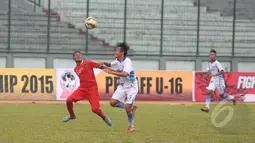 Bek Persib U-16 Reza (kanan) berebut bola di udara dengan pemain timnas U-16 (kiri) di laga uji coba melawan Persib U-16 di Stadion Siliwangi, Bandung, Jumat (27/2/2015). Timnas U16 Indonesia menang 4-2 atas Persib U16. (Liputan6.com/Andrian M Tunay)
