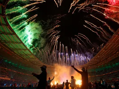 Kembang api ditembakkan dari atap Stade de France pada akhir Upacara Penutupan Pertandingan Paralimpiade Paris 2024, di Saint-Denis, Paris, pada 8 September 2024. Thibaud MORITZ/AFP)