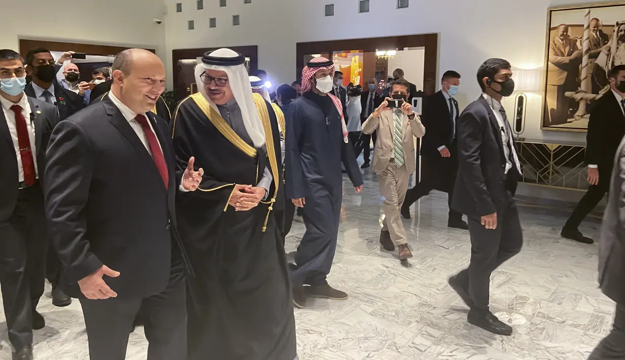 Perdana Menteri Israel Naftali Bennett (kiri) disambut oleh menteri luar negeri Bahrain Abdullatif bin Rashid Al Zayani di Bandara Internasional Manama di Manama, 14 Februari 2022. Ini merupakan kunjungan publik pertama oleh seorang pemimpin Israel ke Bahrain. (AP Photo/Ilan Ben Zion)
