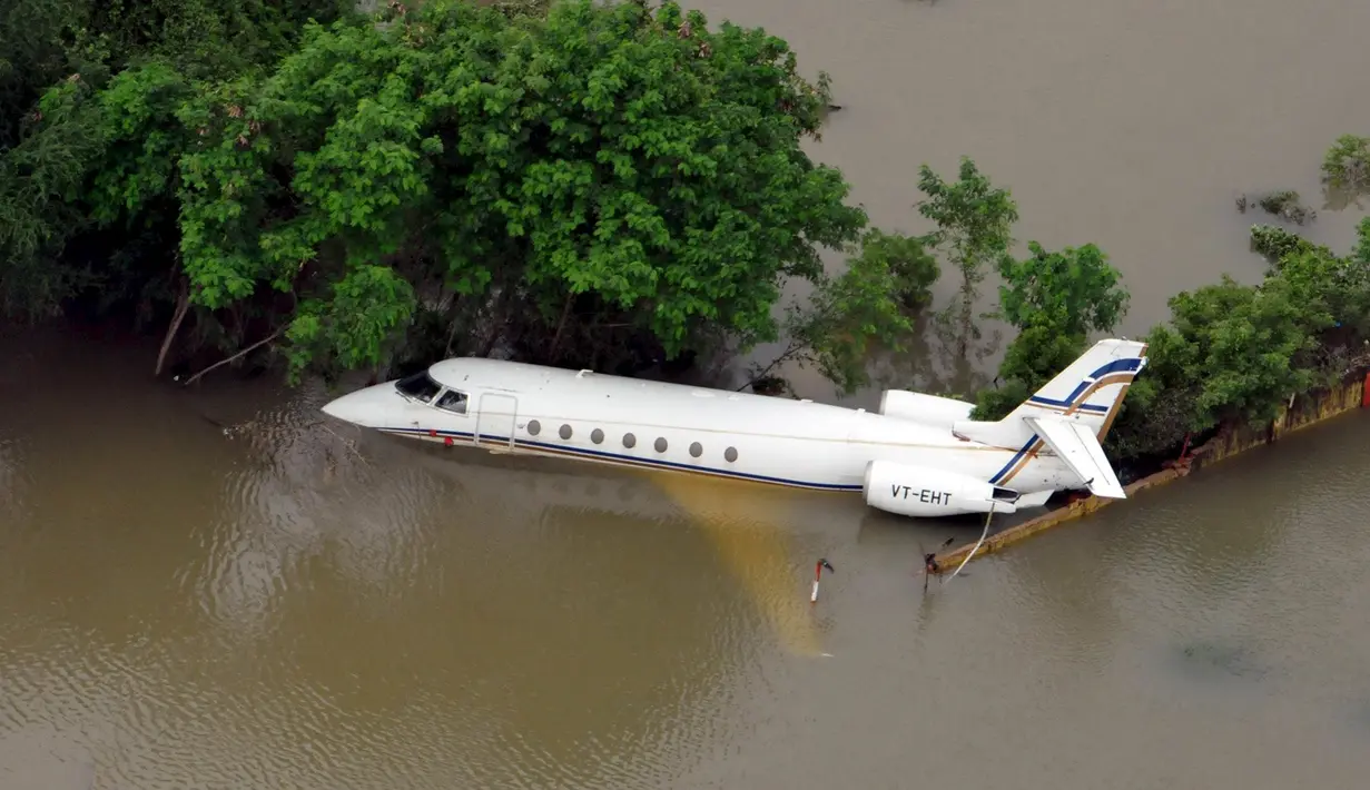 Pandangan udara menunjukkan terendam bandara di Chennai, India, (2/11/2015). Curah hujan terparah dari satu abad telah menyebabkan banjir besar di seluruh negara bagian India Tamil Nadu. (REUTERS/India Tekan Biro Informasi)