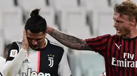 Bek AC Milan, Simon Kjaer, menghibur Cristiano Ronaldo yang gagal mencetak gol lewat tendangan penalti pada laga leg kedua semifinal Coppa Italia di Allianz Stadium, Sabtu (13/6/2020) dini hari WIB. Juventus bermain imbang 0-0 atas AC Milan. (AFP/Miguel Medina)