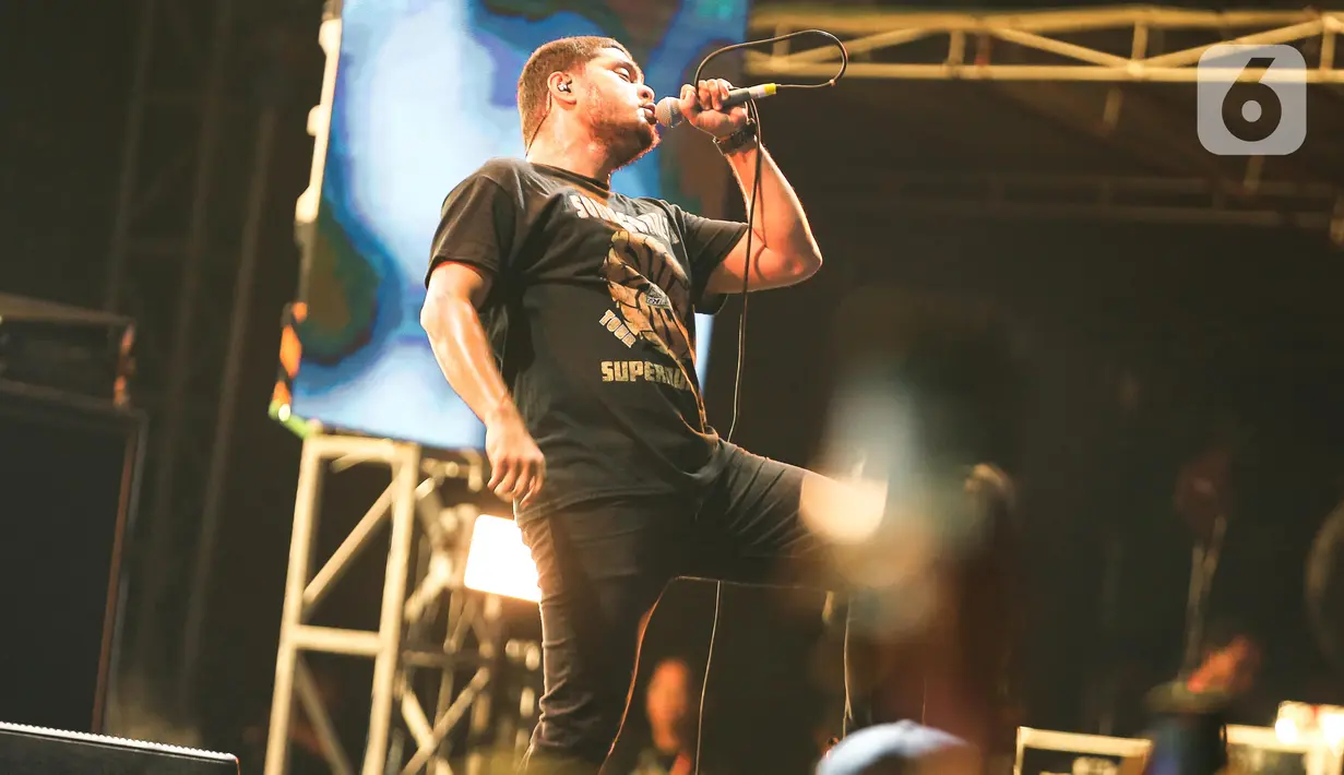 Vokalis grup band Burgerkill Ronald Alexander tampil pada hari kedua Synchronize Fest 2022 di Gambir Expo Kemayoran, Jakarta, Sabtu (8/10/2022). Beberapa musisi lain juga siap menggebrak panggung Synchronize Fest 2022, seperti Payung Teduh, Voice of Baceprot, Alam Mbah Dukun, hingga Denny Caknan. (Liputan6.com/Faizal Fanani)
