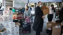 Orang-orang memilih bahan makanan di sebuah tempat distribusi makanan di Wilayah Brooklyn, New York, Amerika Serikat (AS), (14/5/2020). Jumlah klaim pengangguran awal di AS mencapai 2.981.000 pekan lalu. (Xinhua/Michael Nagle)