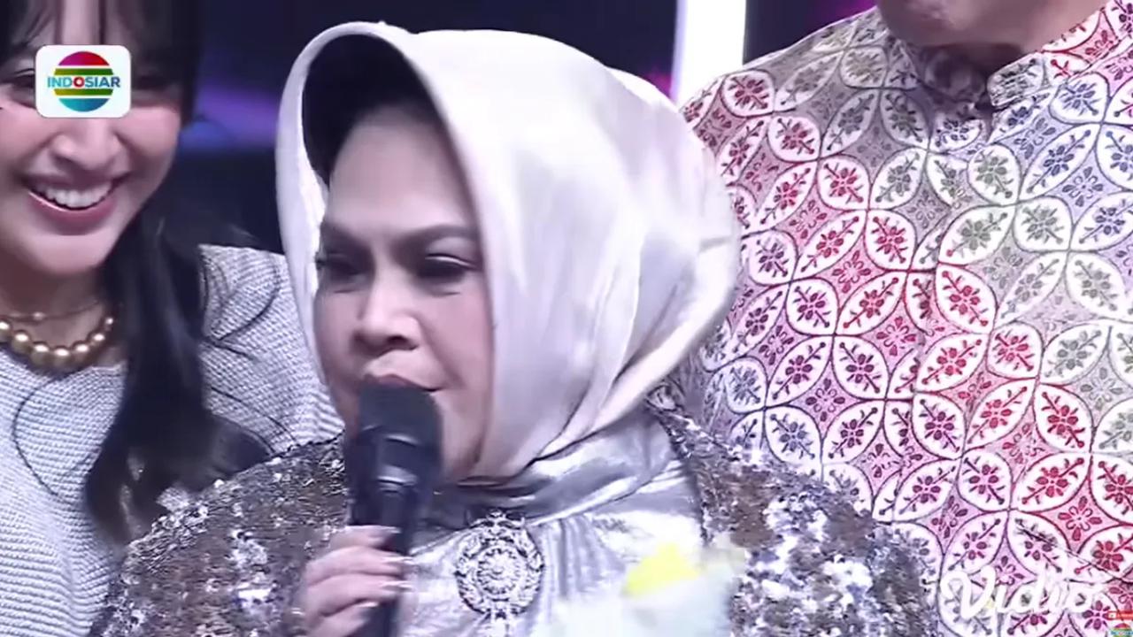 Hetty Koes Endang tampak emosi saat melihat kru tersebut di hadapannya. Dia ditenangkan oleh salah satu host, Ramzi.