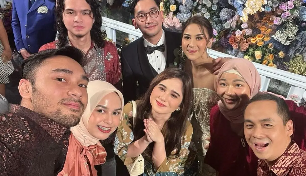 Tissa Biani datang bersama Dul Jaelani dan kompak mengenakan batik [Inistagram/tissabiani]