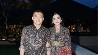 Anang dan Ashanty saat datang ke pernikahan Luna Maya dan Maxime Bouttier. (Dok: IG @ashanty_ash https://www.instagram.com/p/DJX6TT4T6Mg/?img_index=13&amp;igsh=cjI3NjA0b2JtdzY4)