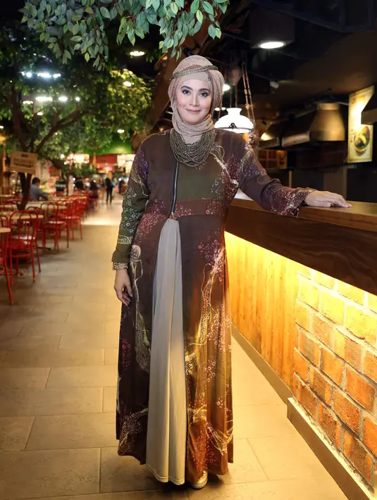 "Saya pernah dari pagi sampai sore di kebun. Saya ngumpul-ngumpulin daun dari Gunung Salak, ngambil berkarung karung terus dicacah," ujar Elma Theana yang juga memiliki ladang di Sukabumi. (Nurwahyunan/Bintang.com)