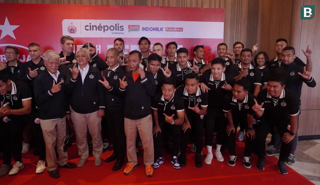 Pemain Macan Kemayoran foto bersama petinggi klub saat merayakan Hari Ulang Tahun Persija Jakarta ke-95 di Cinepolis Senayan Park, Jakarta, Selasa (28/11/2023). (Bola.com/Adine)