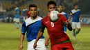 Fachrudin Wahyudi Aryanto (Indonesia-kanan) berebut penguasaan bola dari pemain AFF All Star, Truong Dinh Luat, di laga persahabatan di Stadion GBK Jakarta, (11/5/2014). (Liputan6.com/Helmi Fithriansyah)