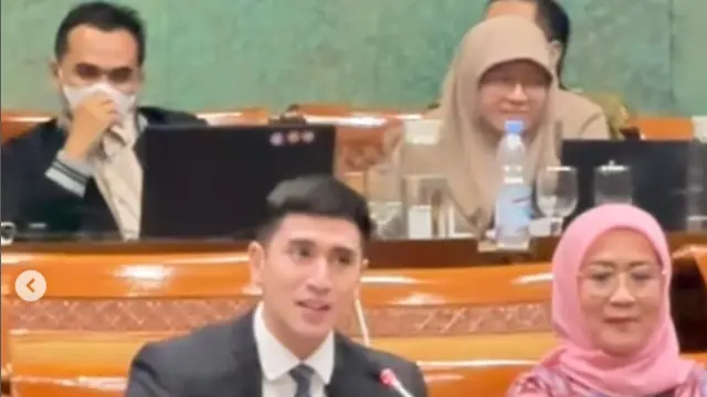 6 Potret Verrell Bramasta di Komisi X DPR RI, Public Speaking ketika Rapat Dipuji