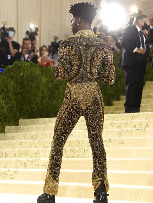 Rapper Lil Nas X menghadiri The 2021 Met Gala Celebrating In America: A Lexicon Of Fashion di Metropolitan Museum of Art, New York City, Senin (13/9/2021). Lil Nas X yang hadir di Met Gala 2021 dengan penuh totalitas tampil menggunakan 3 lapisan kostum sekaligus. (Evan Agostini/Invision/AP)