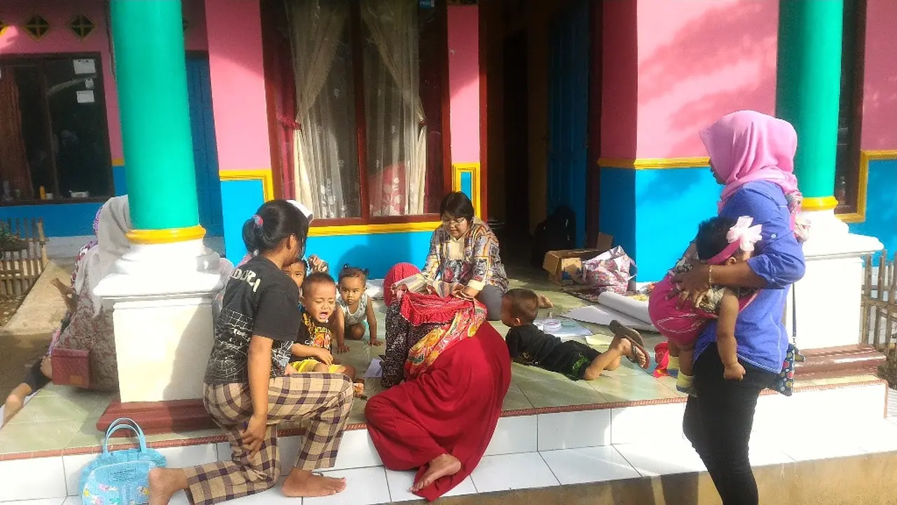 Buruh migran purna di Desa Bojongsari berdiskusi dan berlatih ketrampilan di sela kesibukan mengurus anak. (Foto: Liputan6.com/Muhamad Ridlo)