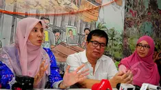 Putri tokoh oposisi Malaysia Anwar Ibrahim, Nurul Izzah (kiri) dan adiknya, Nurul Iman Anwar saat menjelaskan tentang kriminalisasi yang dihadapi ayahnya di kantor KontraS, Jakarta, Sabtu (4/4/2015). (Liputan6.com/Yoppy Renato)  