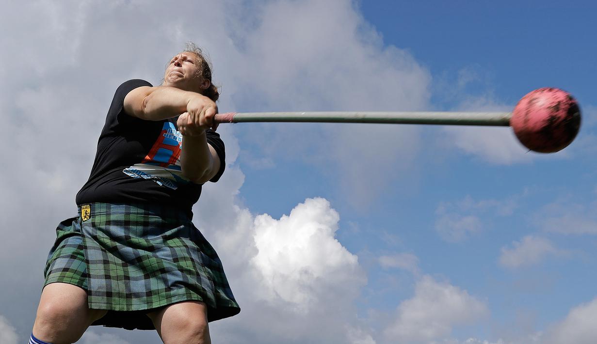 Meagan McKee melempar palu saat mengikuti Grandfather Mountain Highland Games ke-64 di MacRae Meadows, Linville, North Carolina, AS, Jumat (12/7/2019). Kejuaraan ini digelar untuk merayakan sejarah dan budaya Skotlandia. (AP Photo/Chuck Burton)