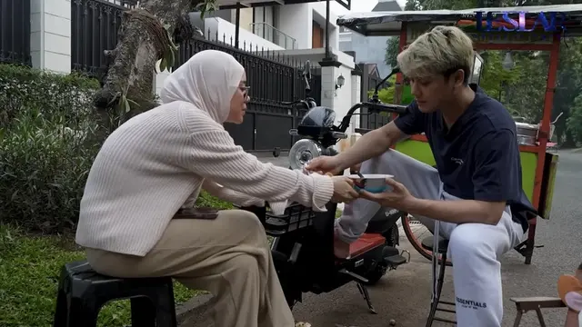 Lesti Kejora dan Rizky Billar keliling komplek (YouTube/Leslar Entertainment)