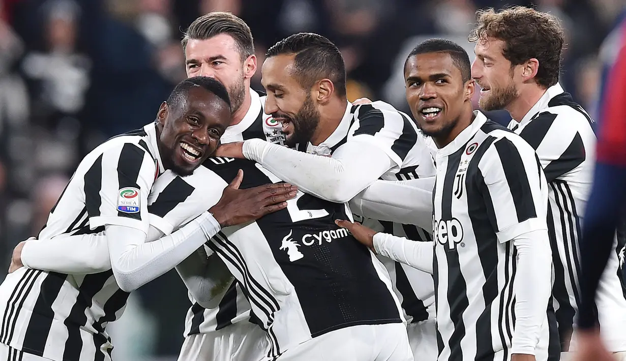 Pemain Juventus, Mattia De Sciglio bersama rekan setimnya merayakan gol ke gawang Crotone pada laga pekan ke-14 Liga Italia Seri A di Allianz Stadium, Senin (27/11). Juventus memetik hasil sempurna usai menang telak 3-0. (Alessandro Di Marco/ANSA via AP)