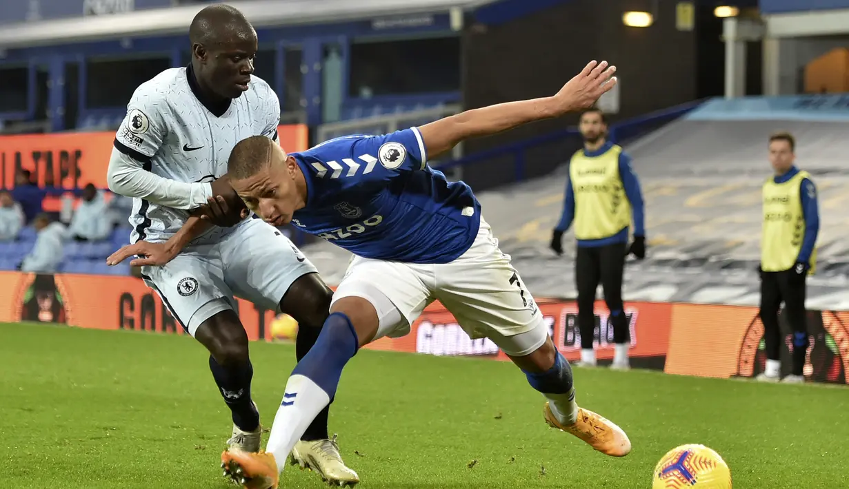 Gelandang Everton, Richarlison (kanan) membawa bola dari kawalan gelandang Chelsea, N'Golo Kante pada pertandingan lanjutan Liga Inggris di Goodison Park di Liverpool, Inggris, Minggu (13/12/2020). Everton menang tipis atas Chelsea 1-0. (Peter Powell/Pool via AP)