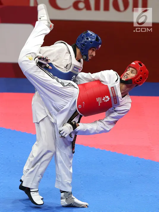 Taekwondo Indonesia, Ibrahim Zarman saat bertarung melawan Taekwondo Pakistan, Haroon Khan di kelas putra under 63 kg di lapangan Taekwondo JCC, Senayan, Rabu (22/8). Ibrahim Zarman melaju ke babak perdelapan final. (Liputan6.com/Fery Pradolo)