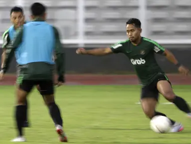 Pemain Timnas Indonesia, Andik Vermansah, menggiring bola saat latihan di Stadion Madya Senayan, Jakarta, Selasa (22/11). Latihan ini persiapan jelang laga Piala AFF 2018 melawan Filipina. (Bola.com/Yoppy Renato)