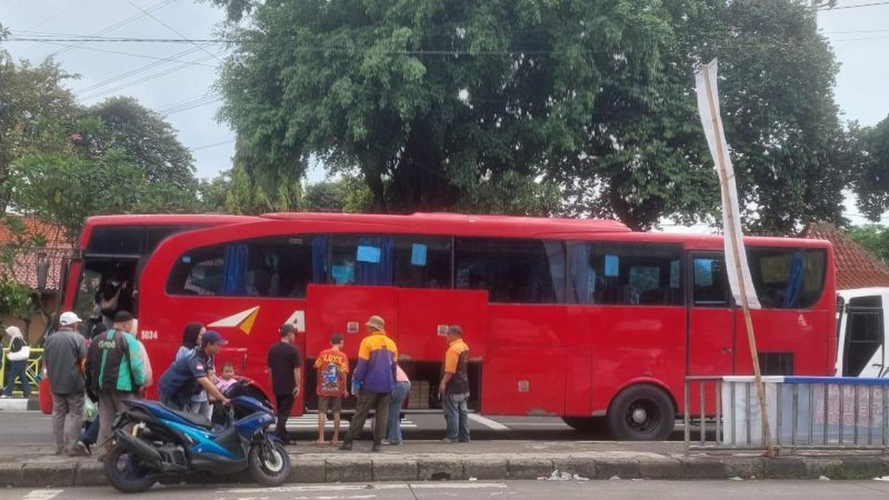 Ribuan Penumpang Padati Terminal Kampung Rambutan, Arus Balik Lebaran Masih Berlanjut