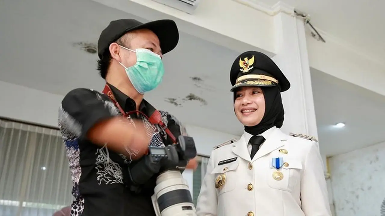 Ahmad Dzulkarnain, fotografer difabel Banyuwangi saat mengambil sesi pemotretan Bupati Banyuwangi Ipuk Fiestiandani, (Istimewa).