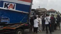 Sejumah warga korban penggusuran di Anyer Dalam, Kota Bandung, mengadang mobil yang mengangkut seng PT KAI, Selasa, 11 Oktober 2022. (Liputan6.com/Dikdik Ripaldi)