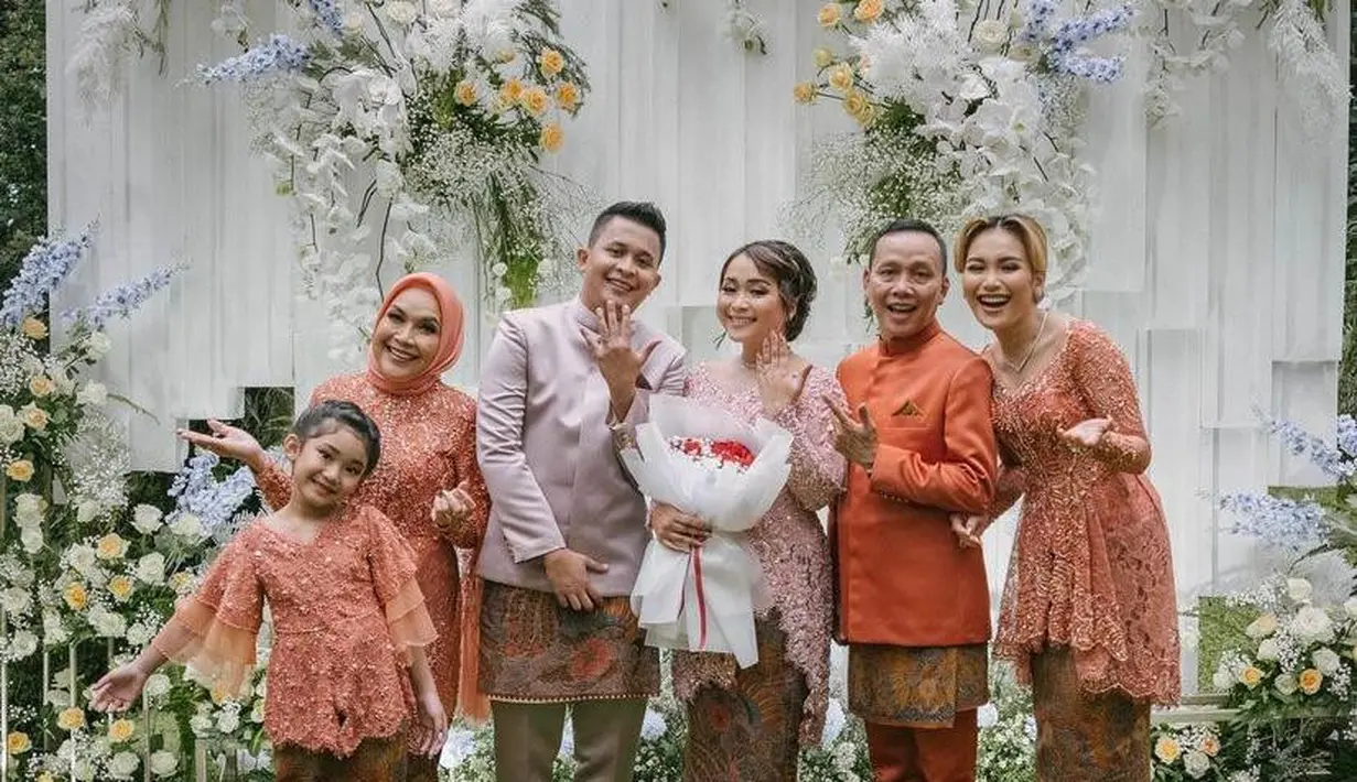 Hal itu diketahui lewat unggahan terbaru Ayu Ting Ting di laman Instagramnya. Terlihat sang adik tampil menawan kenakan kebaya warna pink muda, sementara Nanda mengenakan beskap ungu muda. (Instagram/ayutingting92).